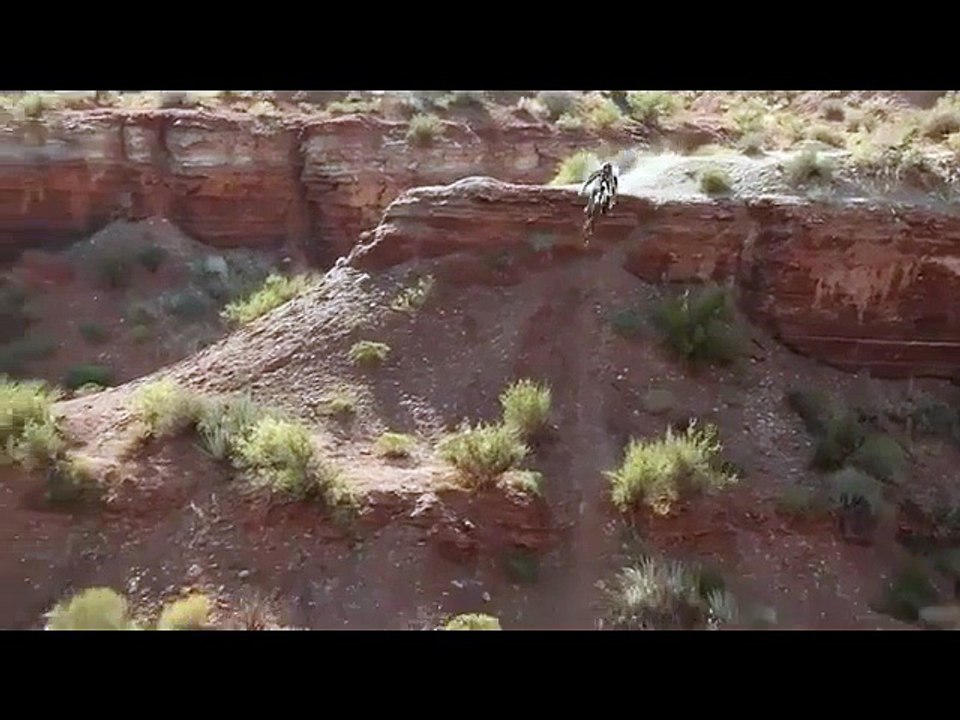 Un malade de l'extreme franchit un canyon en freestyle