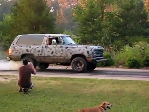 Il burn ses pneus jusqu'à attaquer la jante