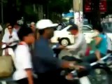 Traverser la rue en heure de pointe en Thaïlande