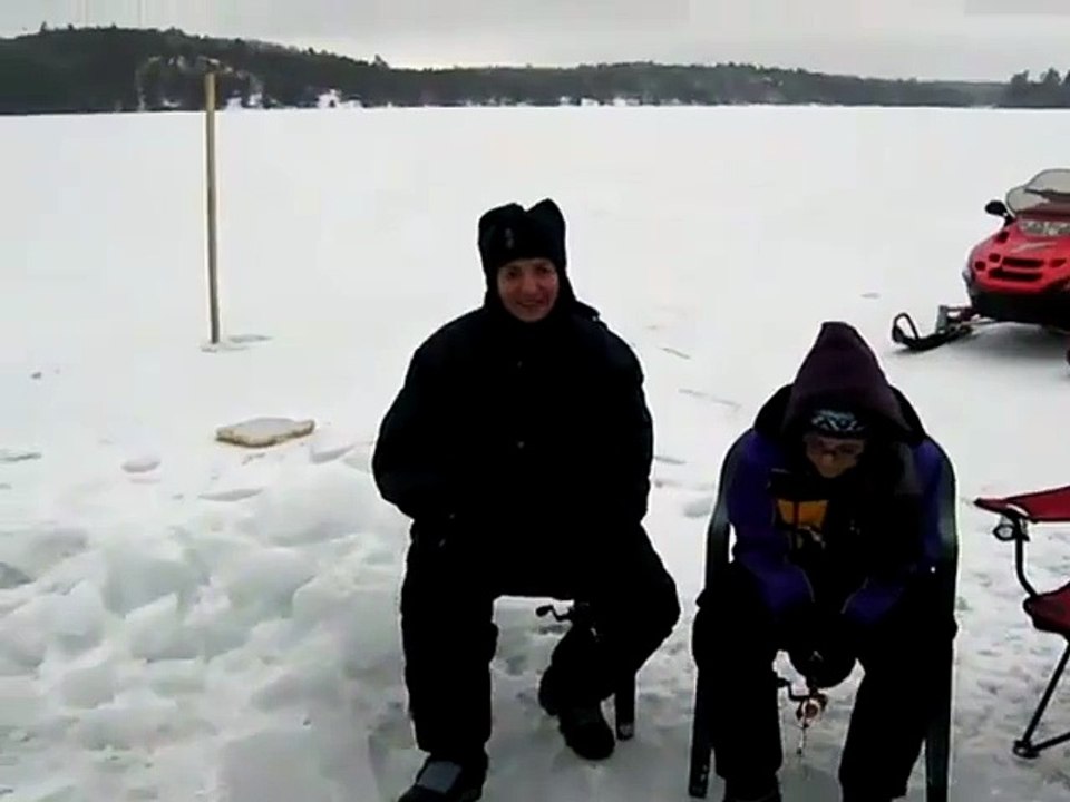 Un grand malade sort de la glace en maillot de bain !
