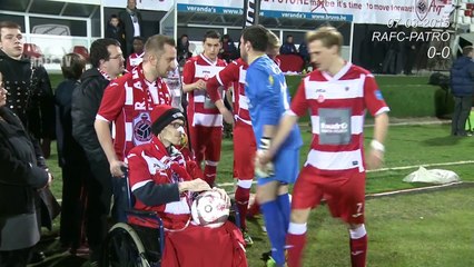 Le public chante "You'll never walk alone" à un supporter gravement malade