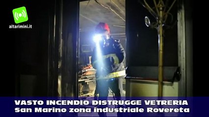 Download Video: Vasto incendio distrugge una vetreria nella zona industriale di Rovereta