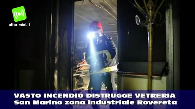 Vasto incendio distrugge una vetreria nella zona industriale di Rovereta