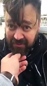 Toucher la barbe des gens