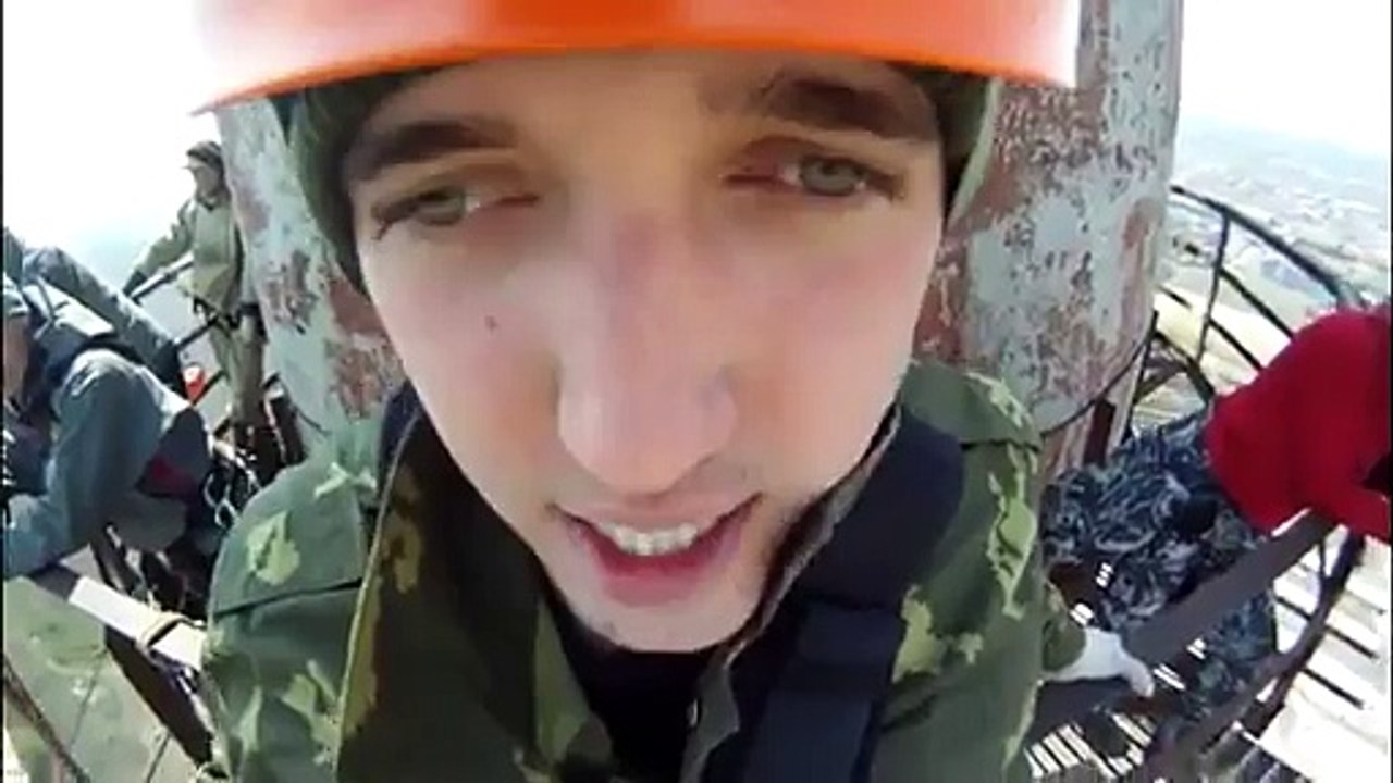 Un russe se filme pour un saut à l'élastique !