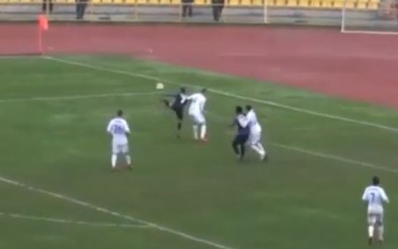 Il marque d'un sublime coup du scorpion !