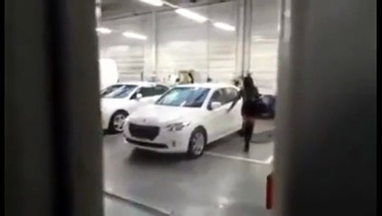 Deux grosses nouilles chez le garagistes