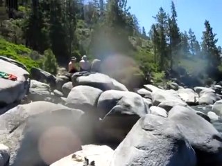 Il reprend sa respiration sous l'eau, dans une bulle d'air