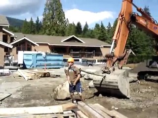 Un ouvrier fait copain-copain avec la pelleteuse