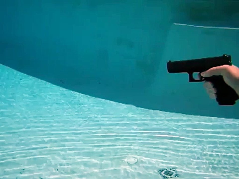 Une démo de tir en piscine avec un Glock !