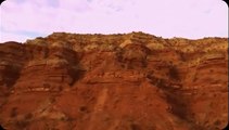 Un saut en VTT de 35 mètre au dessus d'un canyon