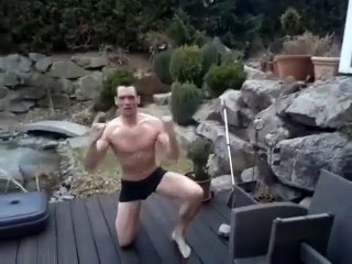 Un danois se pète le coxis sur le gel !