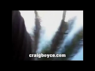 Un cascadeur tente de sauter au dessus d'un véhicule en marche !