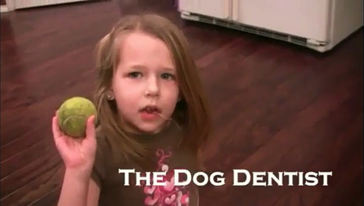 Une gamine enlève une dent de lait avec son chien ...