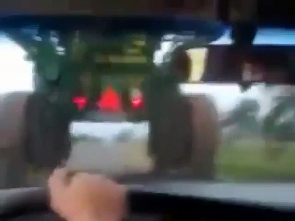 Un fou double un gros tracteur par dessous ...