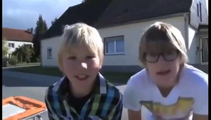 Deux gosses, un trampoline, un accident !