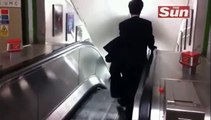 Un homme d'affaire déchiré, veut prendre l'escalator à l'envers !