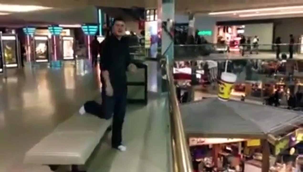 Un saut de 13 mètres dans un centre commercial !