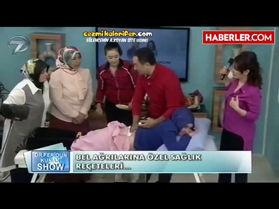 Canlı Yayında Başörtülü Seyirciye Sırtı Açık Masaj Yapmak