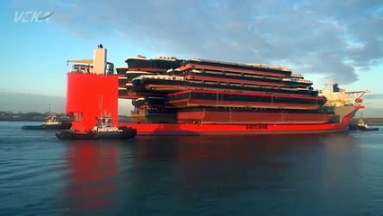 Un bateau qui porte d'autres bateaux