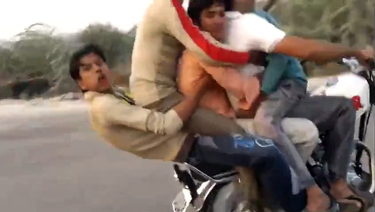 Owsome bike wheeling OMG! with 4 persons without driver - One Wheeling in Pakistan 3 - HDEntertainment