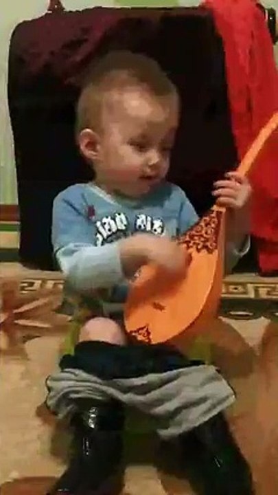 1 Year Old Music Addict Kid Wins Internet While Pooping - Postober.com