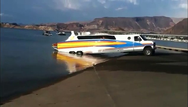 Un gros camion plateau jumelé avec un bateau