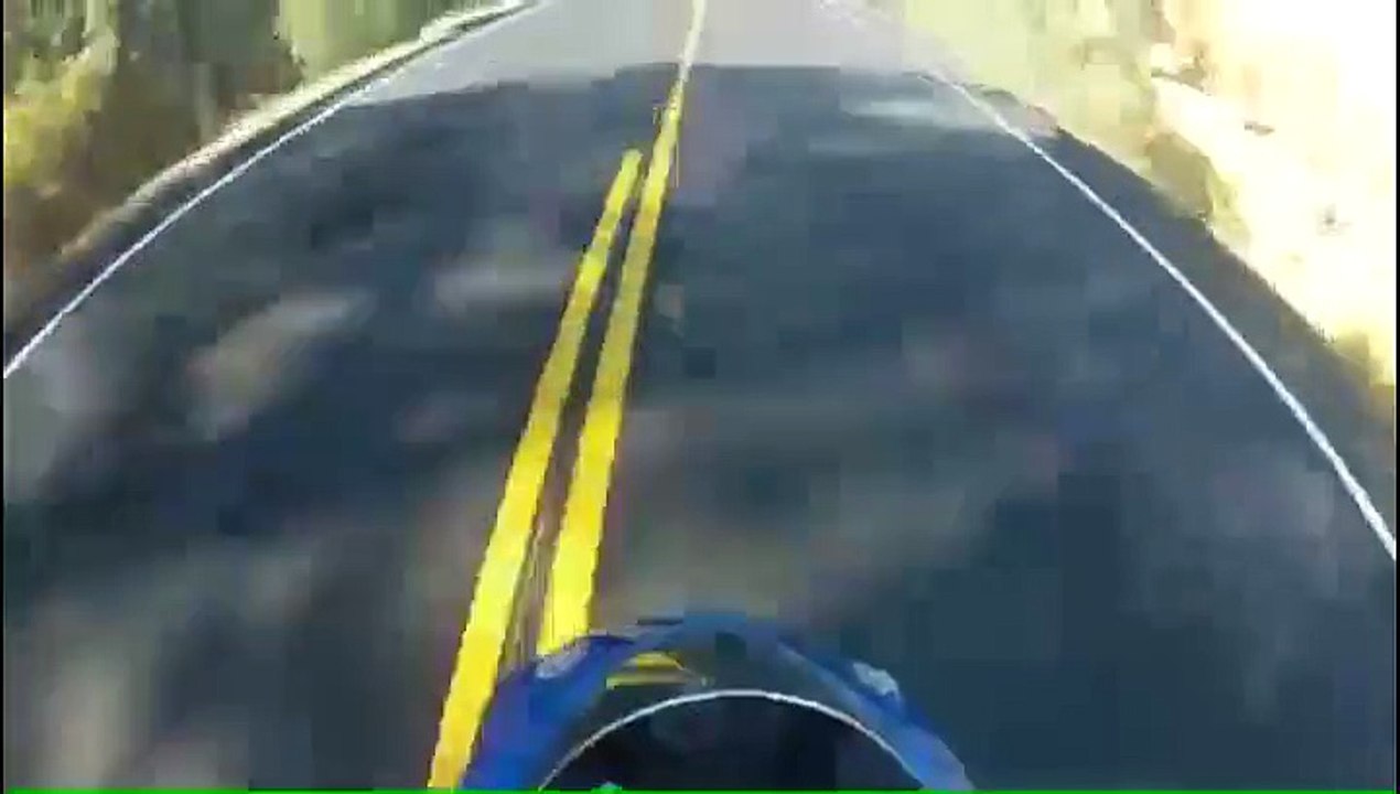 Une moto a fond de balle et un virage en aveugle !!!