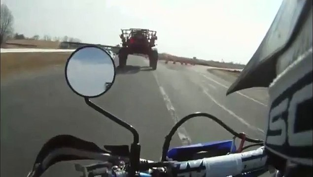 Comment passer en dessous d'un tracteur géant en moto ...