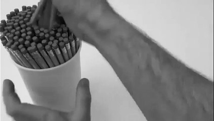 Dessiner le Joker avec des crayon gris ...