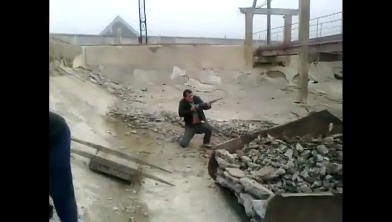 Des ouvriers sur un chantier joue à Call Of Duty