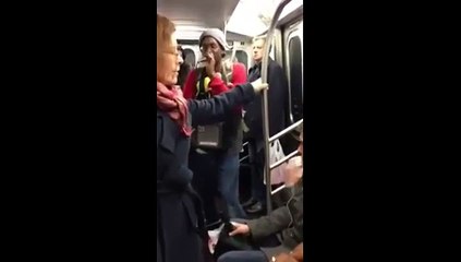 Un jeune BeatBoxer montre son talent dans le métro