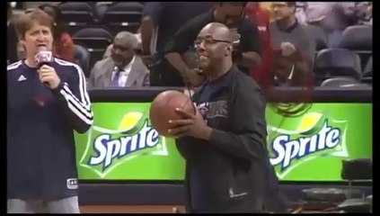 Un mec coince le ballon lors du Money Shot !