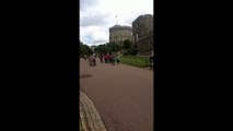 Messieurs les touristes, on ne gêne pas la garde royale !
