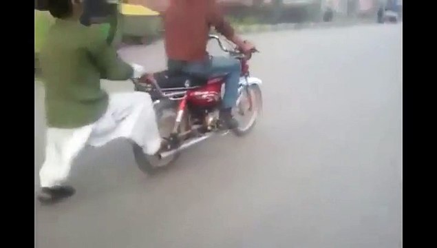 Un andouille de l'est fait du sandalette surfing