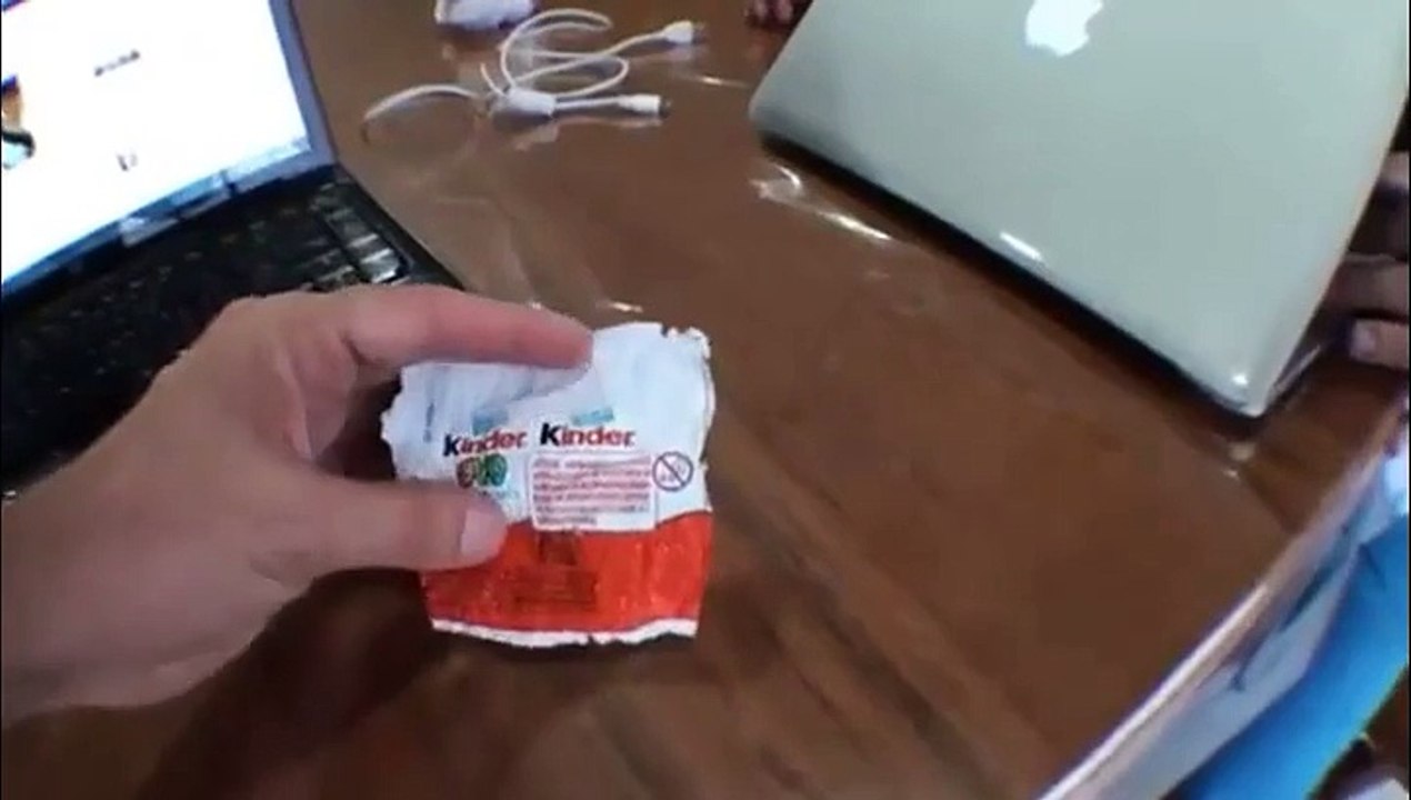 UN oeuf de poule dans un kinder surprise