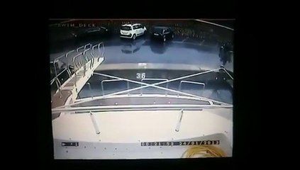 Un motard s'est fait emporter par une vague sur un port