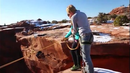 Comment poussé sa femme du haut d'un canyon