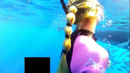 Ocean Ramsey nage avec un énorme requin blanc
