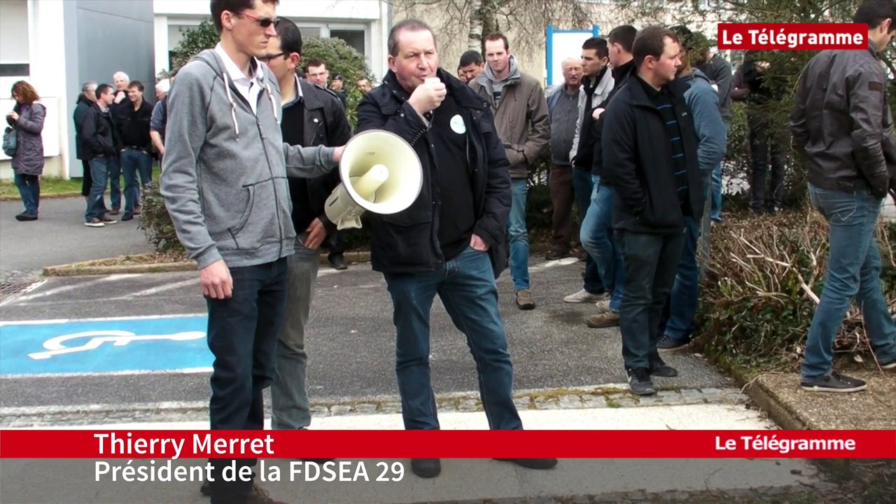 Quimper. Les agriculteurs devant la Direction des Territoires et de la Mer