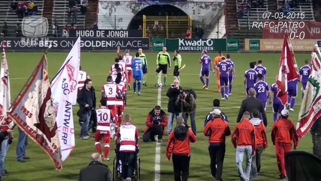 Un supporter en phase terminale, fait ses adieux sur la pelouse, le public lui chante You'll never walk alone