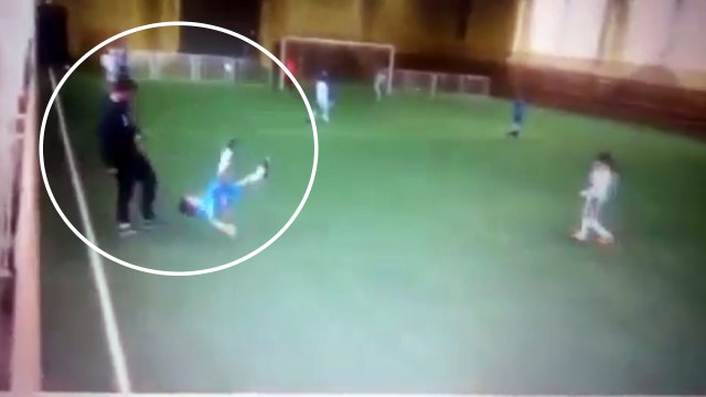 Acımasız antrenörden küçük futbolcuya tekme