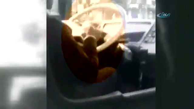Esenler’de özel halk otobüsü şoförünün seyir halindeyken cep telefonuyla oyun oynuyor
