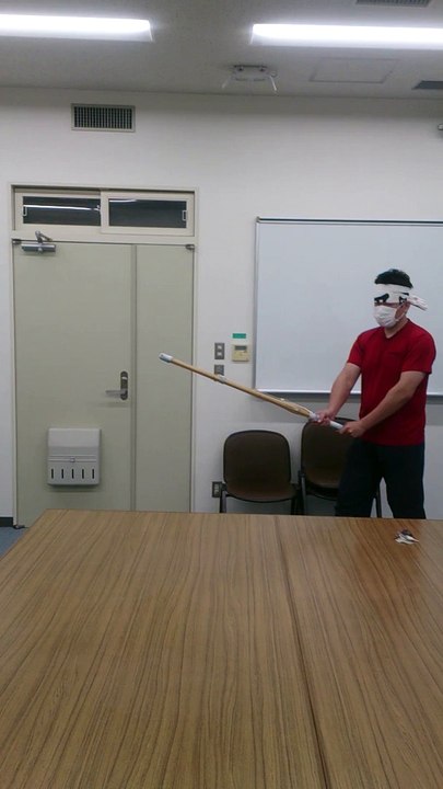 竹刀で軽く素振り