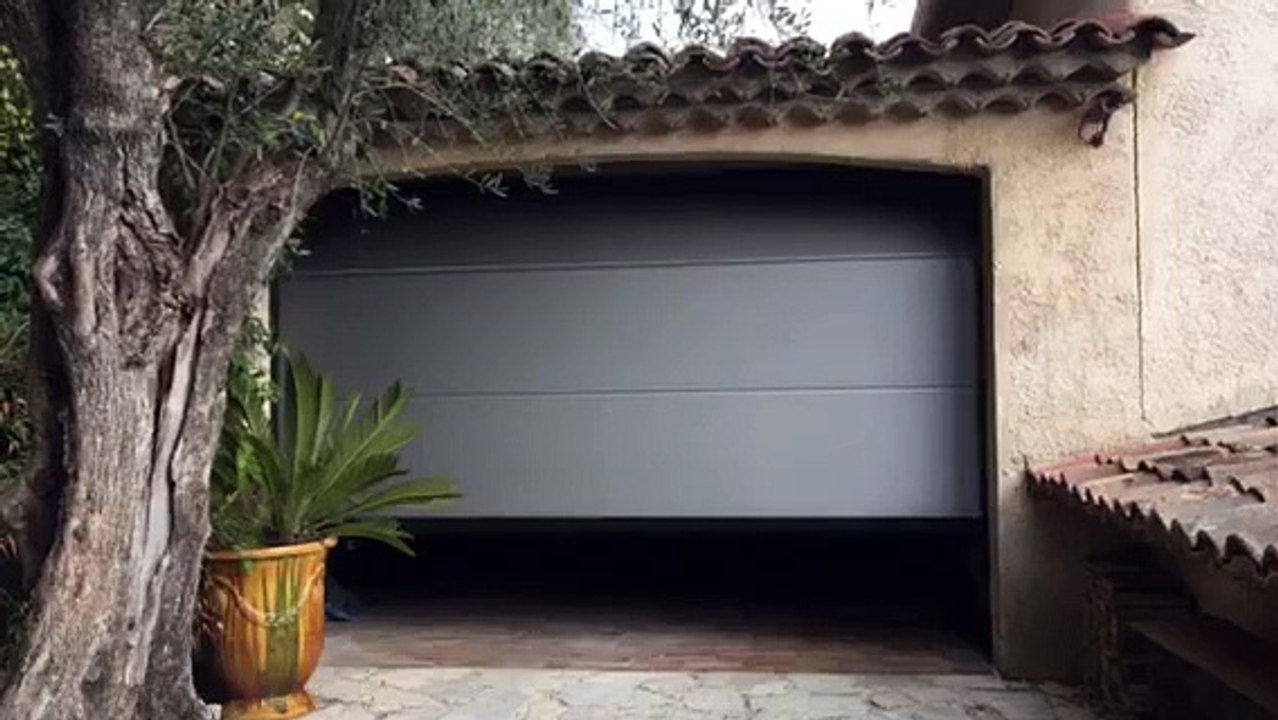 Porte de garage sectionnelle motorisée et posée par APG Accès Portes de Garage