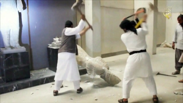 MOSSOUL (Irak) - 26 fév 2015 -Les djihadistes de l'EI détruisent des antiquités de près de 3000 ans