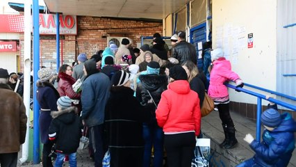 Bakers distribute bread as food aid in war-torn eastern Ukraine