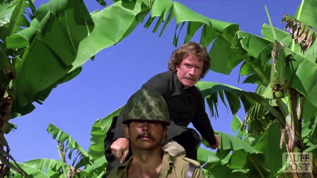 Chuck Norris donne des coups de pied partout