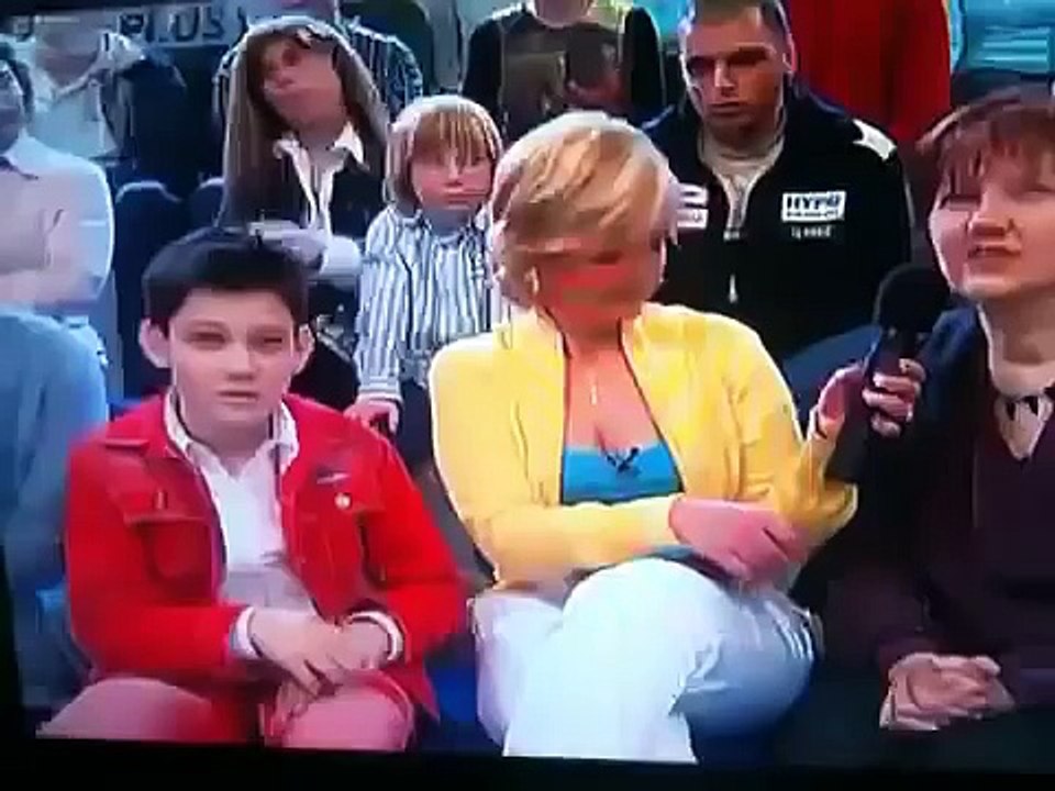 Il se fait GRILLER en direct en train de MATER la Présentatrice !