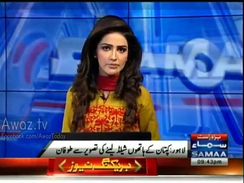 PTI Zahra Shahid Daughter Receiving Award from Imran Khan - Picture creates social media storm